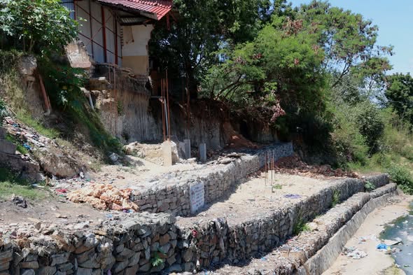 Stone-filled gabion wall construction